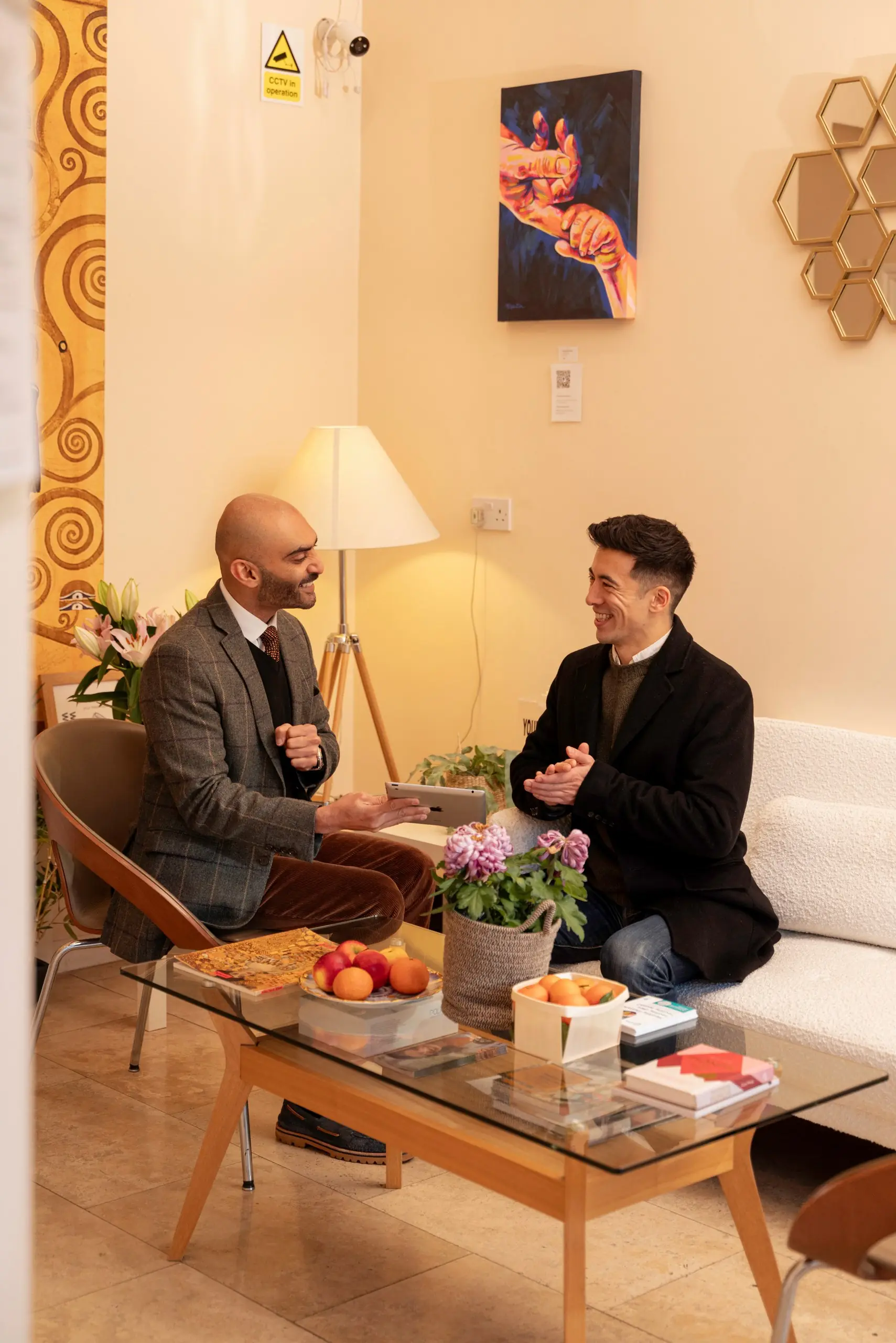 Ayurveda and oral inflammation: clinician and patient in conversation on a sofa in the clinic lounge