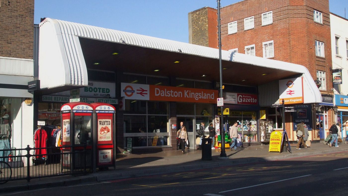 Dalston Kingsland station, Kingsland High Street