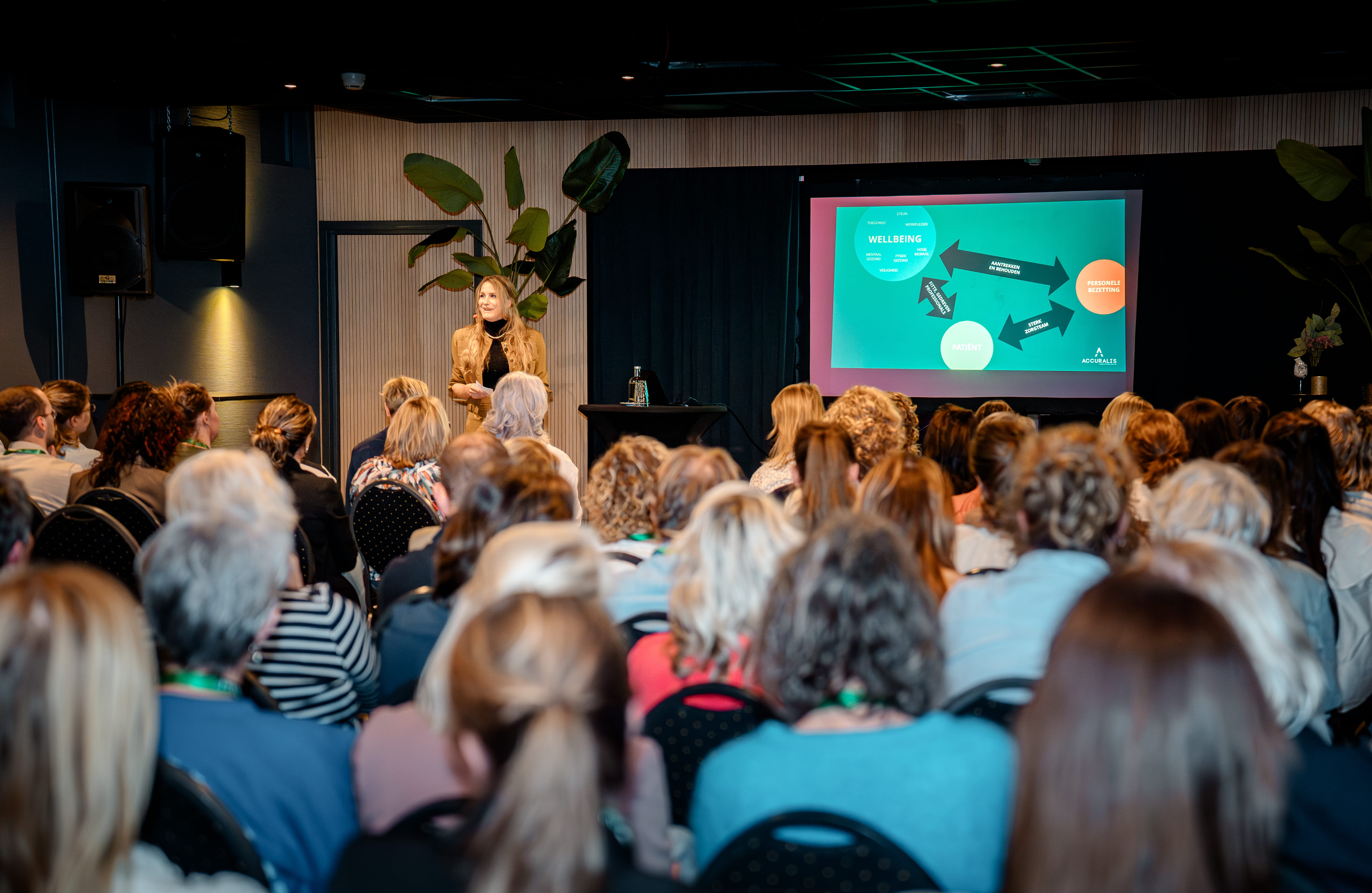 Zorgprofessional tijdens begeleiding binnen zorgorganisatie