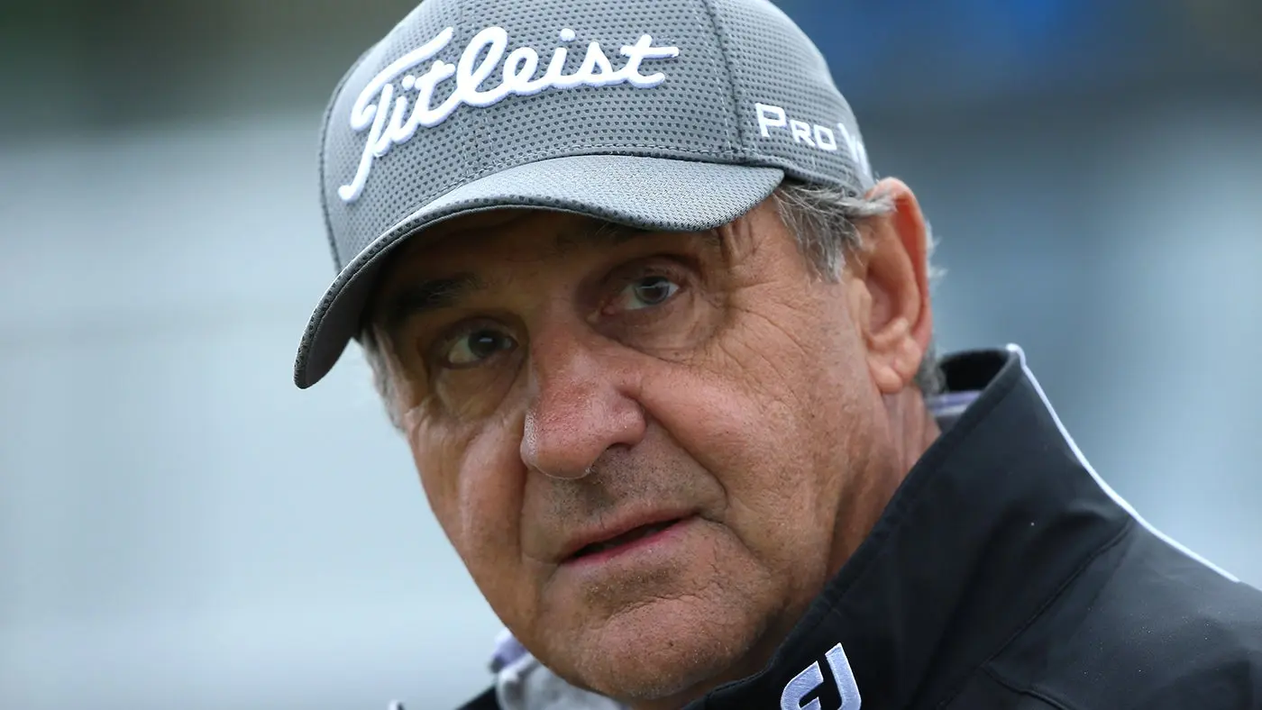 Compare Bob Rotella's subconscious thinking and Karl Morris' mindfulness to boost your golf mental game. Improve focus, confidence, and performance.