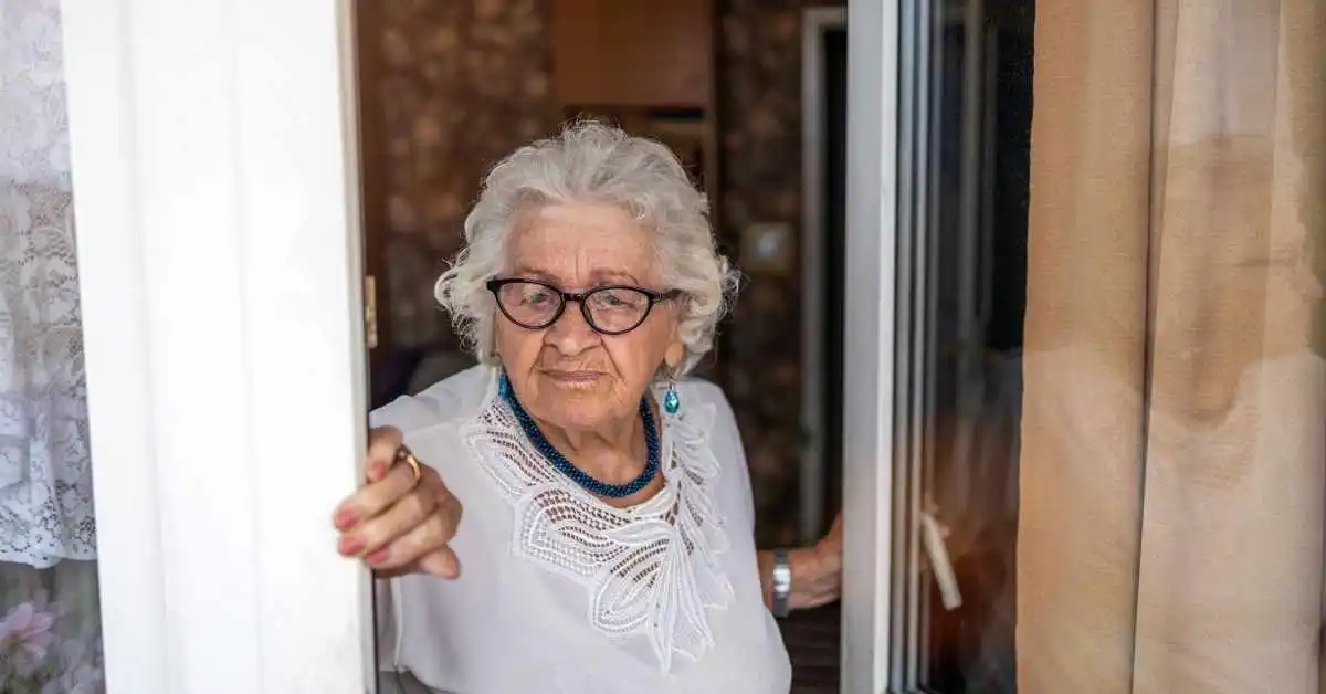 Mi madre vive sola y me preocupa: 7 cosas que puedes hacer hoy mismo