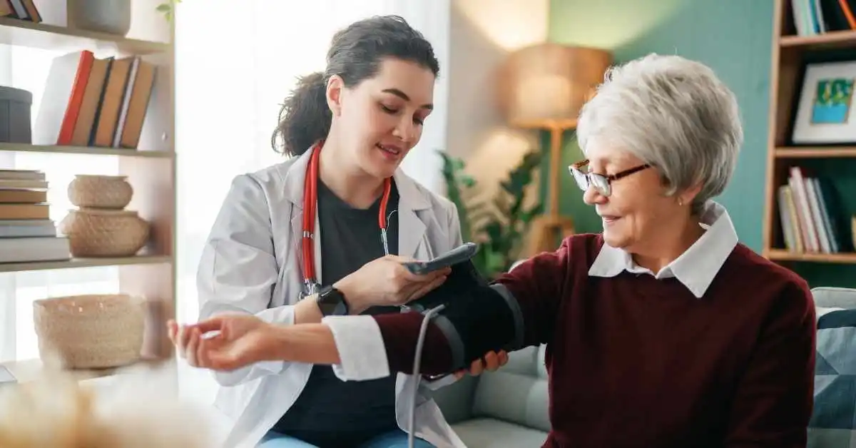 Tensión arterial en personas mayores: valores normales, riesgos y cómo controlarla