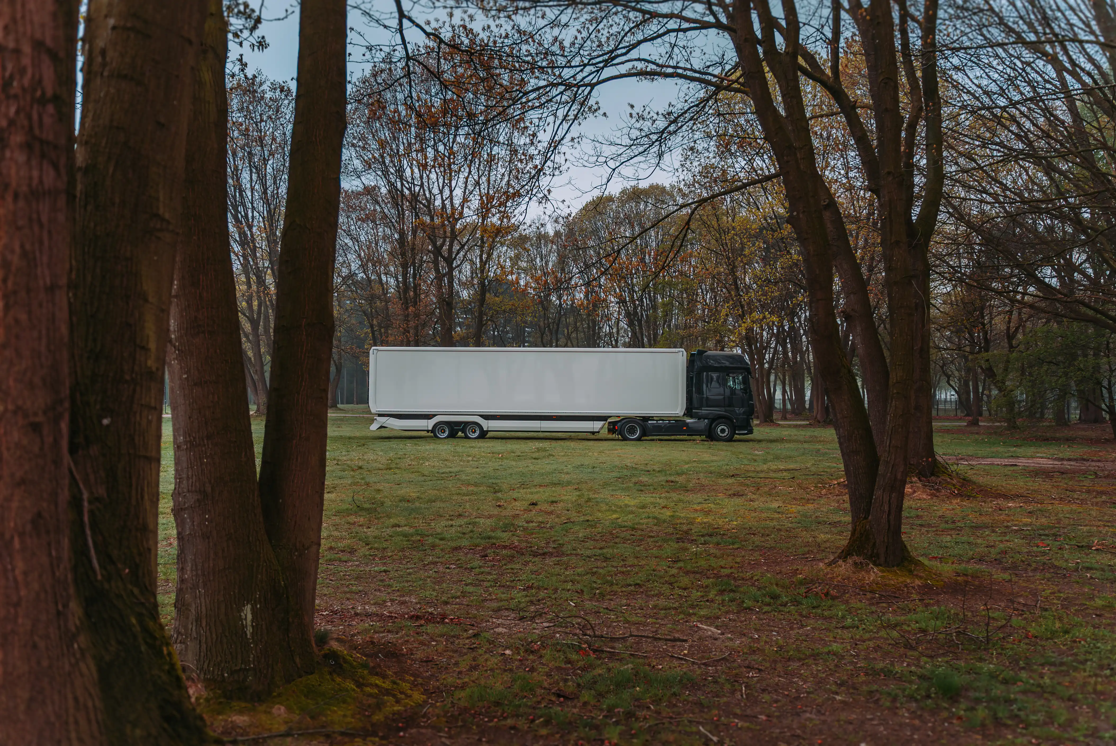 Expandable trailer towed by a standard truck