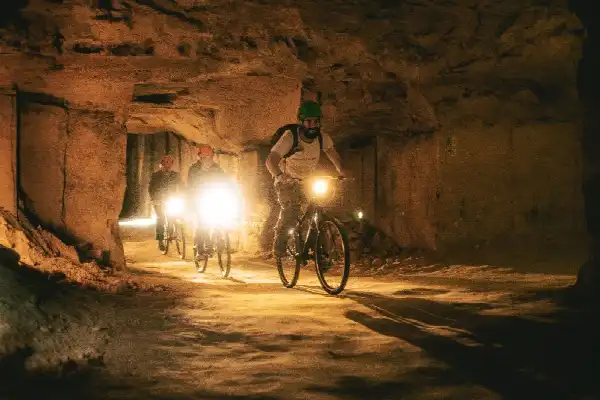 Grotbiken | Op ontdekking in een eeuwenoude grot | Valkenburg