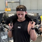 Tom Brucker bei Hyrox Sandbag Lunges
