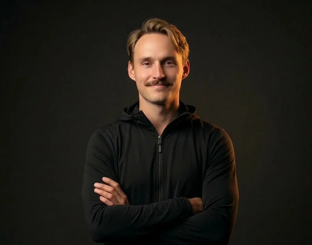 Tom Brucker mit schwarzem Zipper