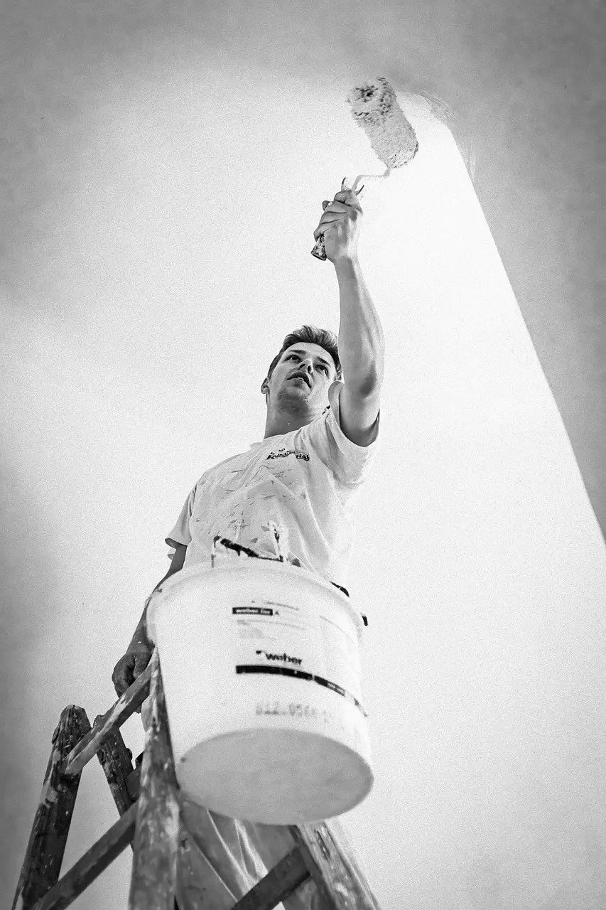 Photo d'un peintre en action