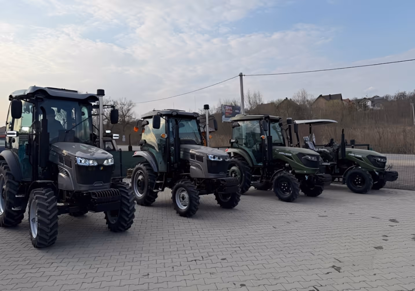 Фото тракторів на майданчику