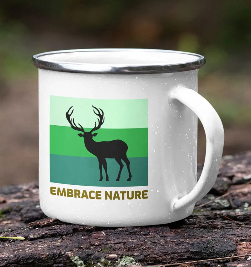 Schwarze Emailletasse im Retro-Stil mit Draufsicht