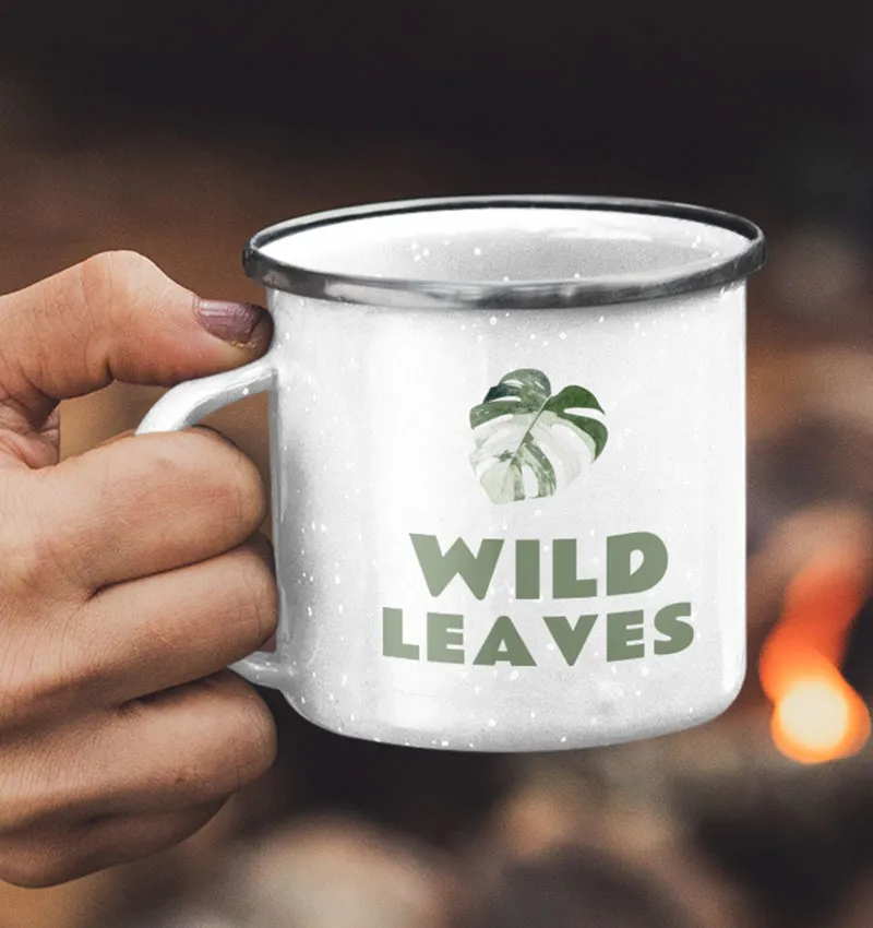 Schwarze Emailletasse im Retro-Stil mit Rückansicht