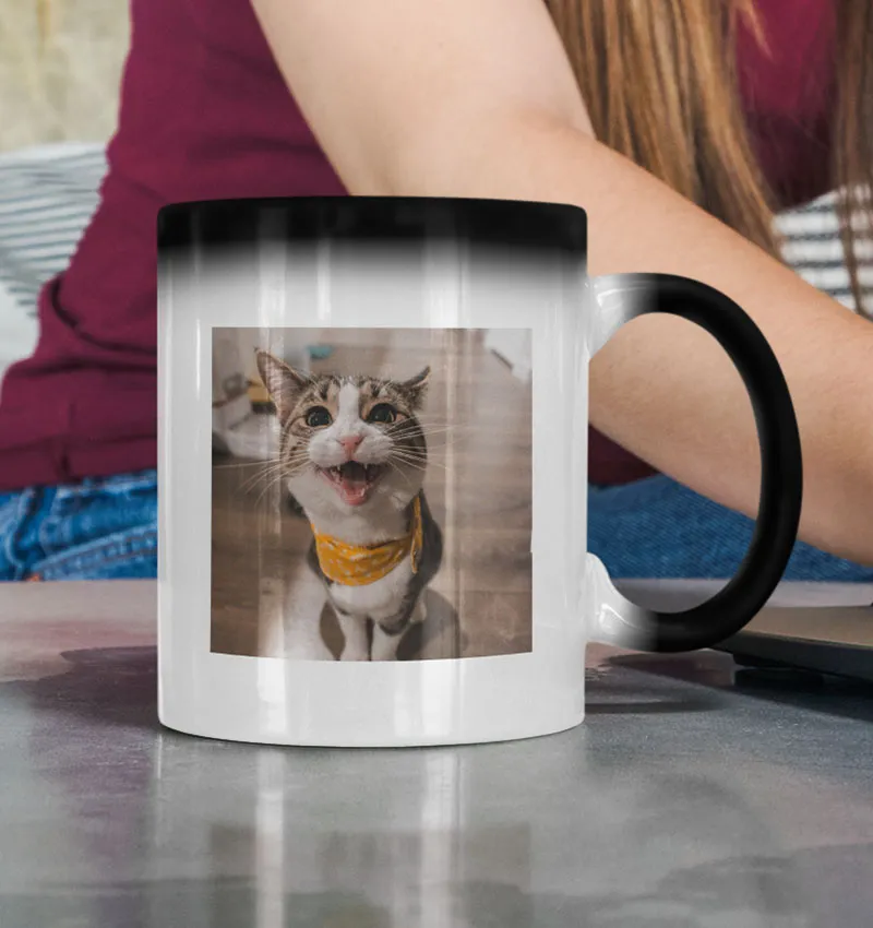 Zweifarbige Keramiktasse mit farbigem Innenraum und Rückansicht