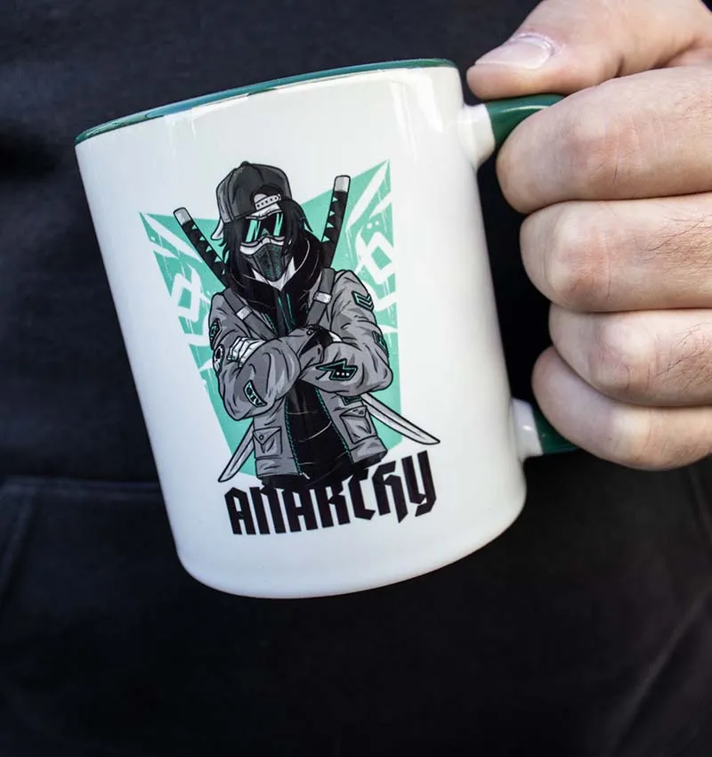 Zweifarbige Keramiktasse mit farbigem Innenraum und Seitenansicht