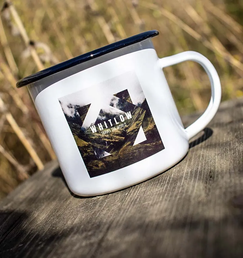 Schwarze Emailletasse im Retro-Stil mit Rückansicht