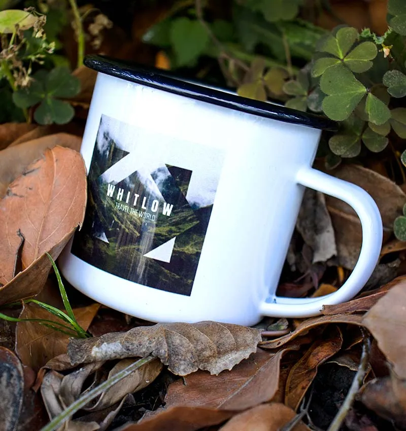 Schwarze Emailletasse im Retro-Stil mit Draufsicht