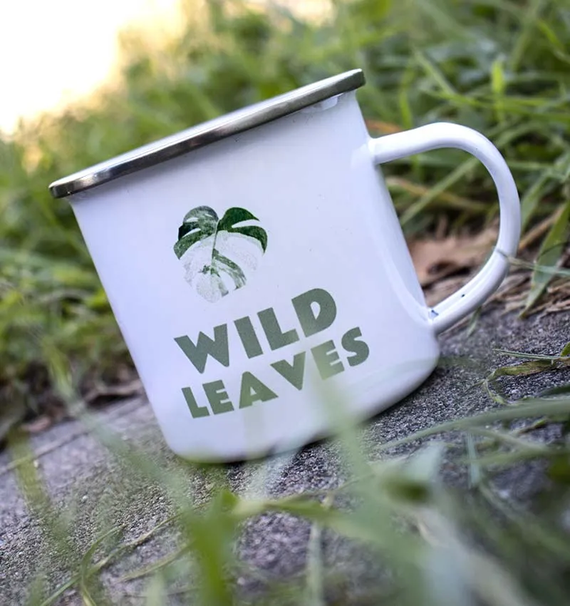 Schwarze Emailletasse im Retro-Stil mit Seitenansicht