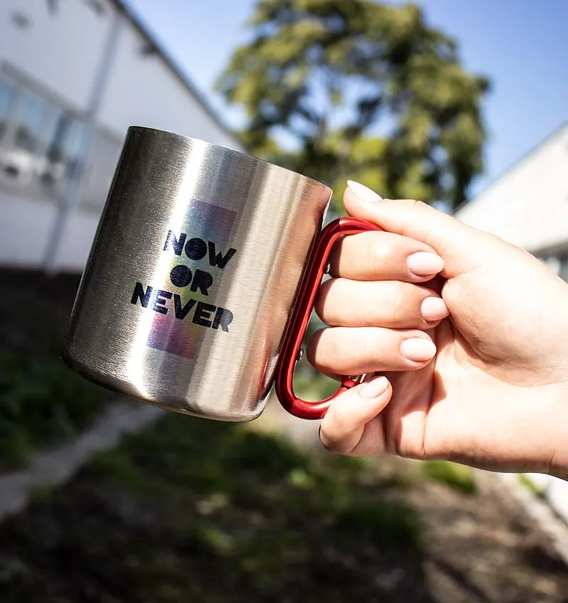 Edelstahltasse mit Karabinerhaken – ideal für Outdoor und Wandern