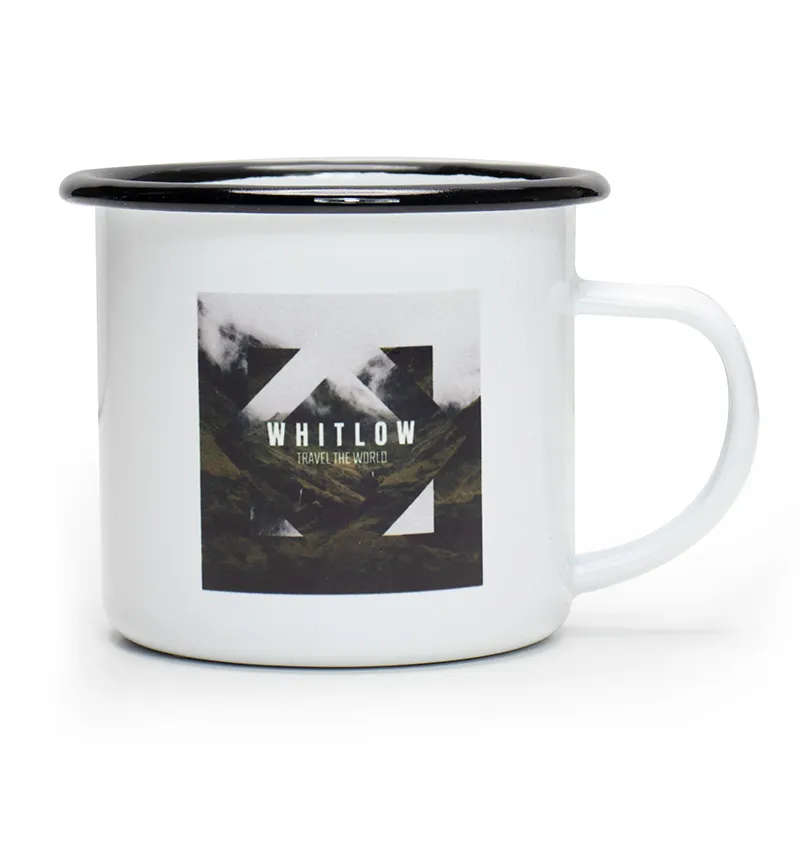 Schwarze Emailletasse im Retro-Stil mit Seitenansicht