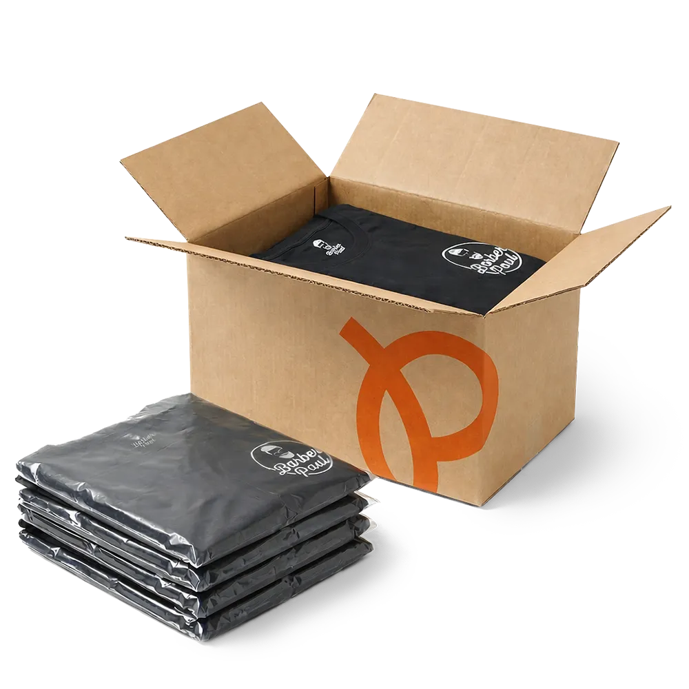 Offener Karton mit schwarz verpackten T-Shirts, versehen mit einem kreisförmigen Logo.