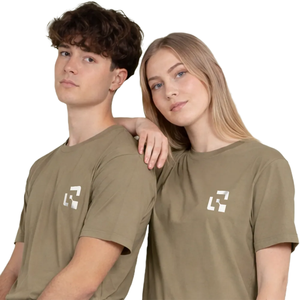 Team in einheitlicher Firmenkleidung mit Logo für einen professionellen Auftritt