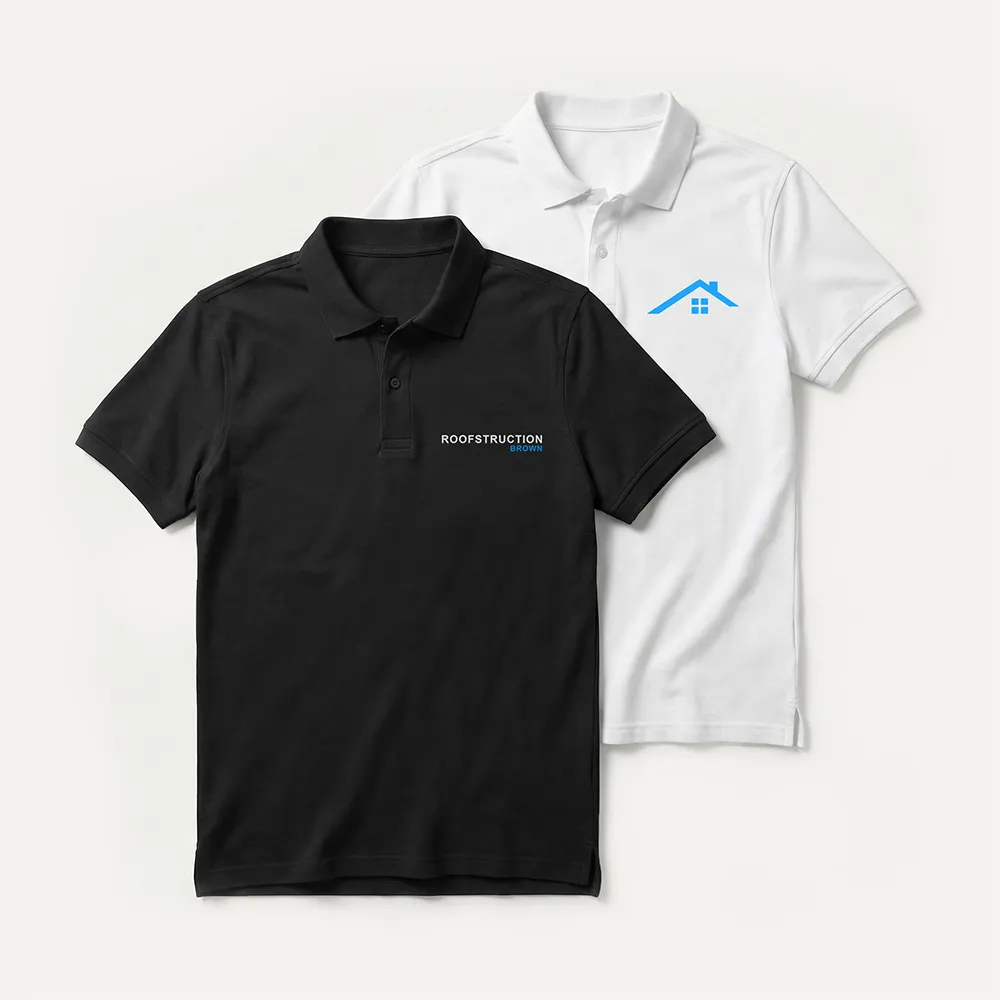 Zwei Poloshirts, eines schwarz mit dem Text „ROOFSTRUCTION BROWN“ und eines weiß mit blauem Haus-Logo.