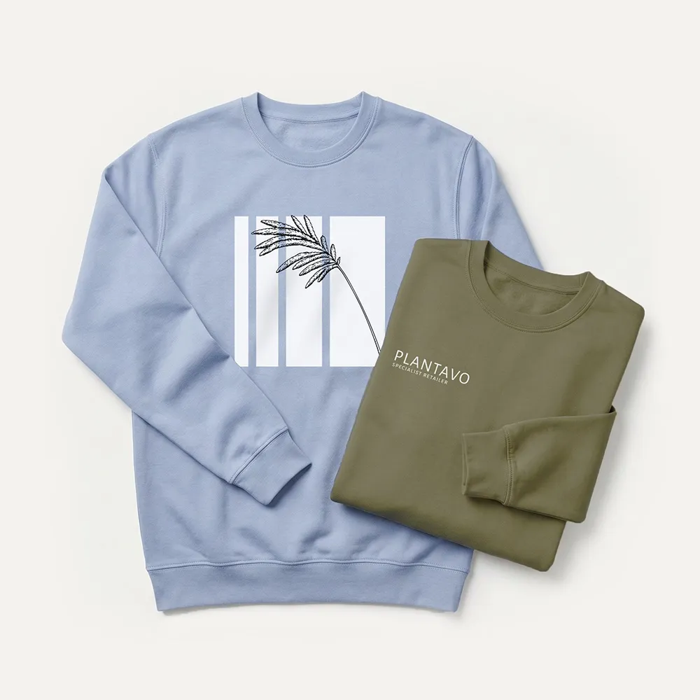 Hellblaues Sweatshirt mit minimalistischem Pflanzendesign neben einem gefalteten olivgrünen Sweatshirt mit Plantavo-Logo.