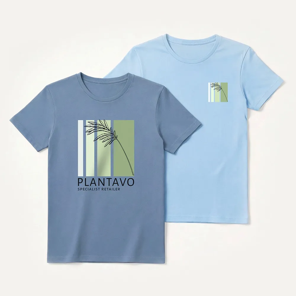 Zwei T-Shirts, eines hellblau und eines dunkler blau, jeweils mit einer Grafik aus vertikalen Streifen und einer Blattpflanzen-Illustration; das dunklere blaue Shirt trägt den Text „PLANTAVO SPECIALIST RETAILER“.