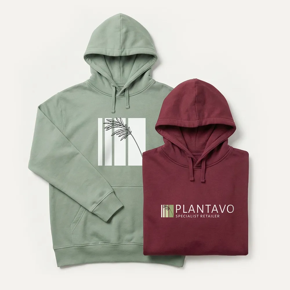Zwei Hoodies, einer in Salbeigrün mit Pflanzengrafik und einer in Bordeauxrot gefaltet mit Plantavo-Logo und dem Text „specialist retailer“.