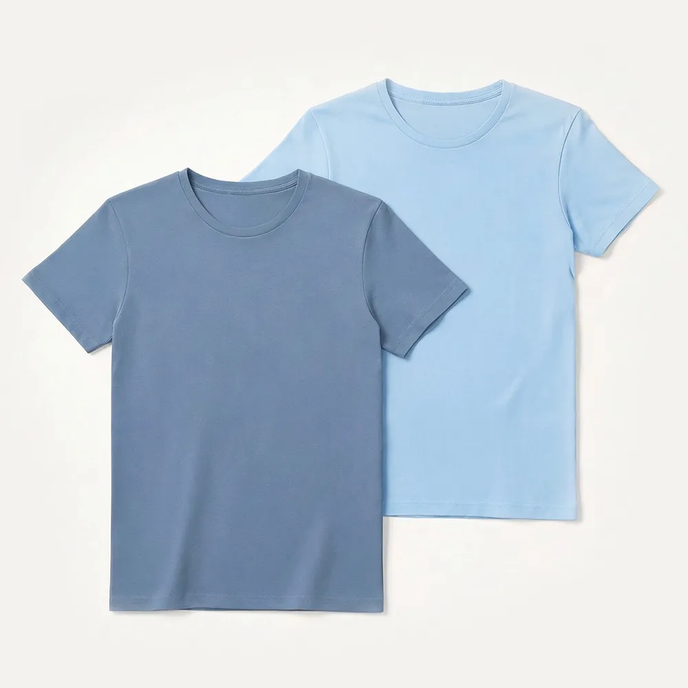 Zwei schlichte T-Shirts mit Rundhalsausschnitt, eines in Dunkelblau und das andere in Hellblau, flach auf einem weißen Hintergrund liegend.