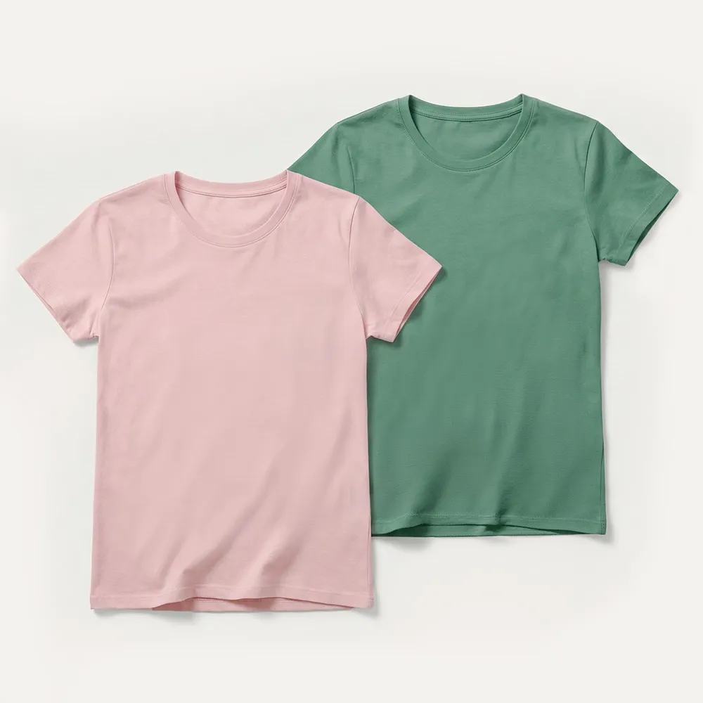 Zwei schlichte Kurzarm-T-Shirts, eines rosa und eines grün, flach auf einem weißen Hintergrund liegend.