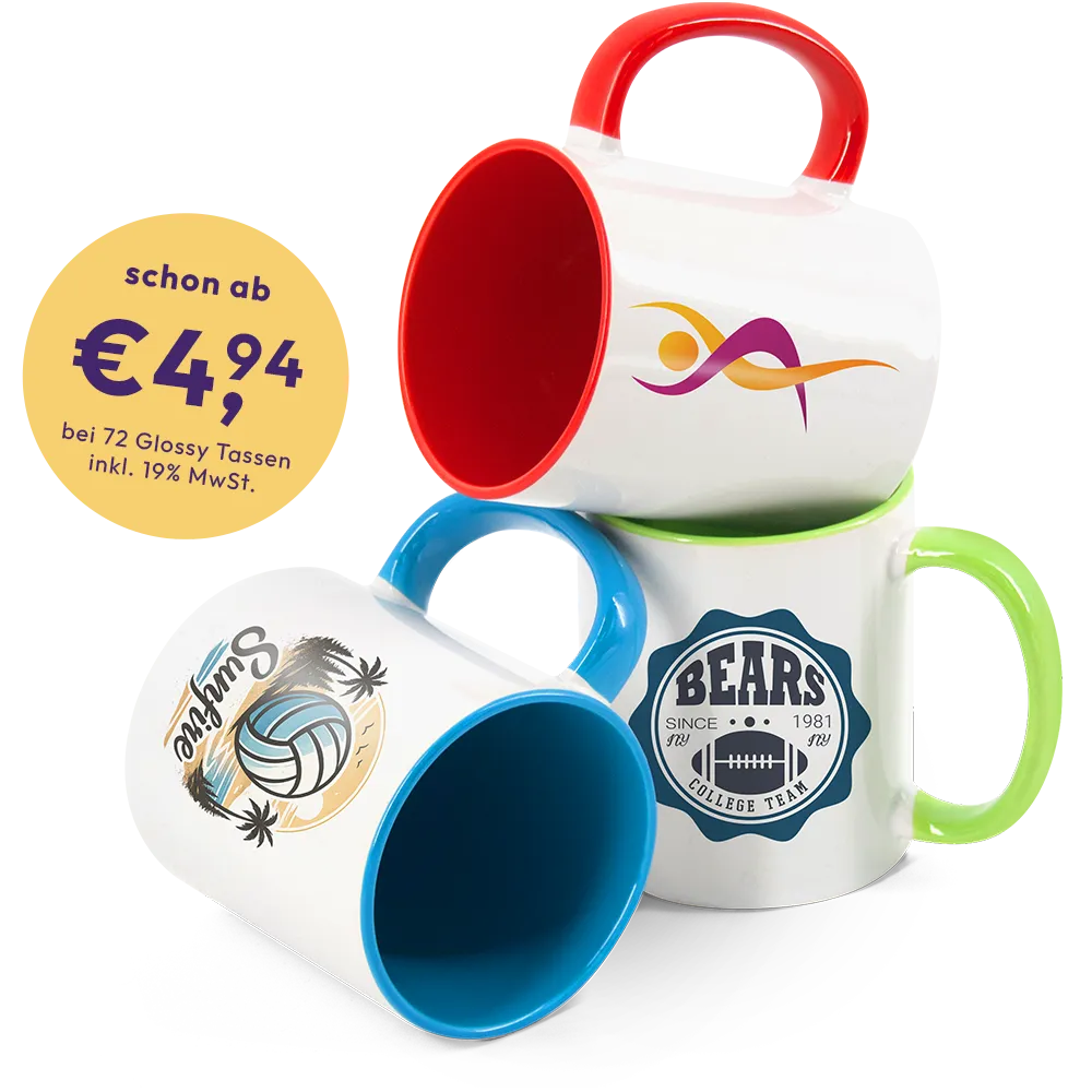 Drei glänzende weiße Tassen mit farbigen Innenseiten und Henkeln, jeweils mit unterschiedlichen Logos oder Designs versehen.