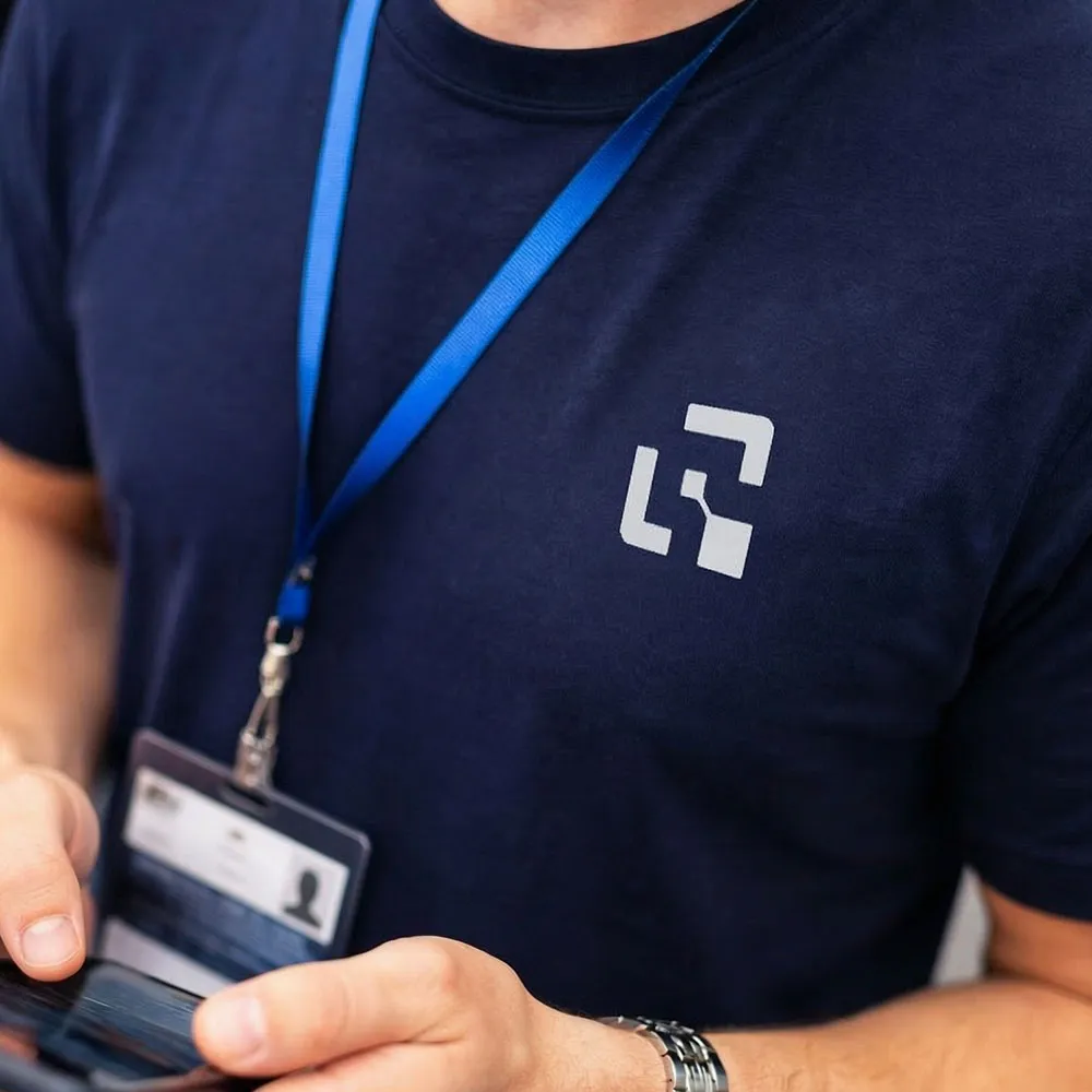 Gärtner in grünem T-Shirt mit individuellem Firmenlogo für Messen und Events