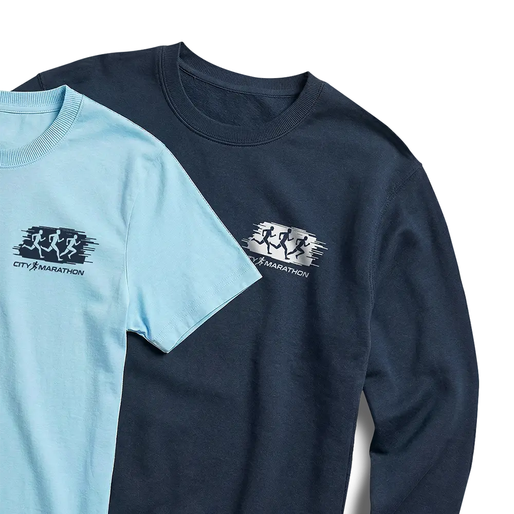 Hellblaues T-Shirt und dunkelblauer Pullover mit City Marathon-Logo und laufenden Silhouetten.