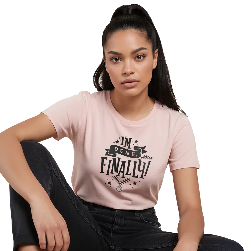 Junge Frau mit langem Haar sitzt und trägt ein rosa T-Shirt mit der Aufschrift "I'm done, finally!"
