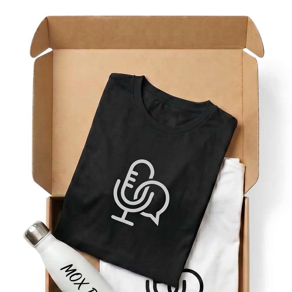 Offene Box mit einem gefalteten schwarzen T-Shirt mit Mikrofon-Chat-Logo und einer weißen Wasserflasche.