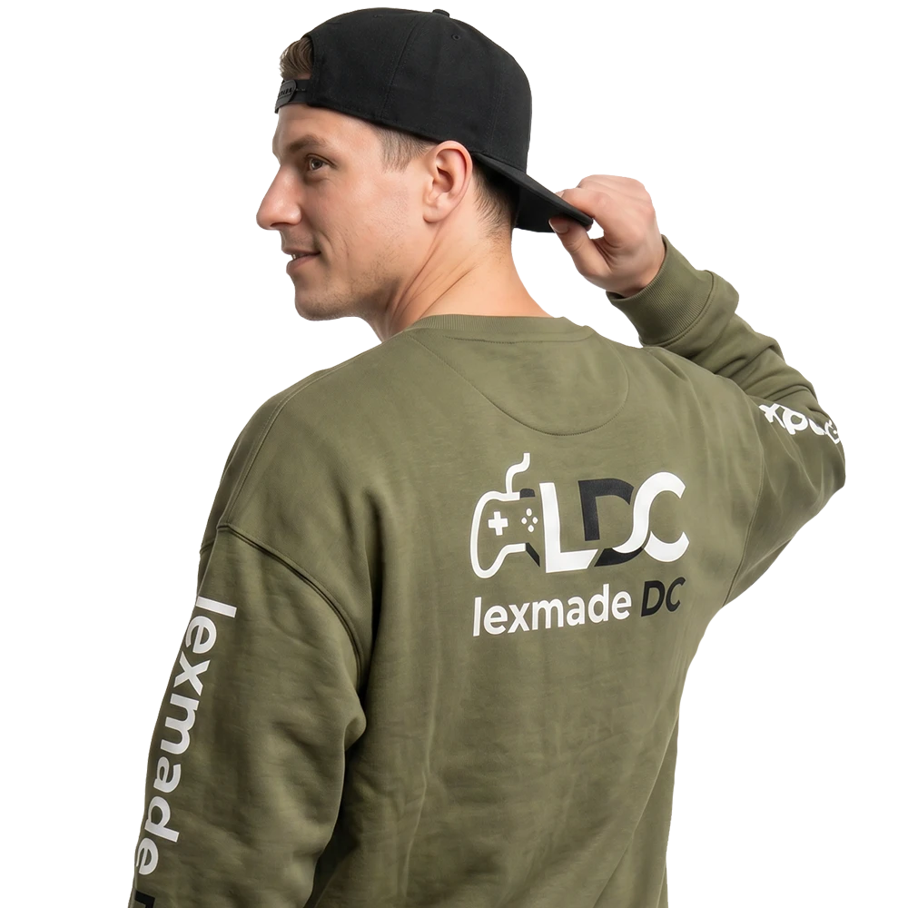 Mann von hinten trägt olivgrünen Pullover mit Aufdruck „LDC lexmade DC“ und schwarzer Baseballkappe.