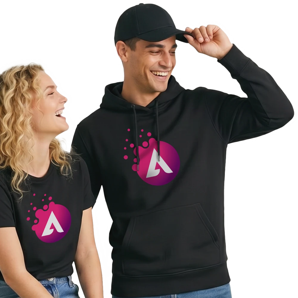 Zwei lächelnde Personen tragen schwarze Kleidung mit lila-weißem Logo vorne.