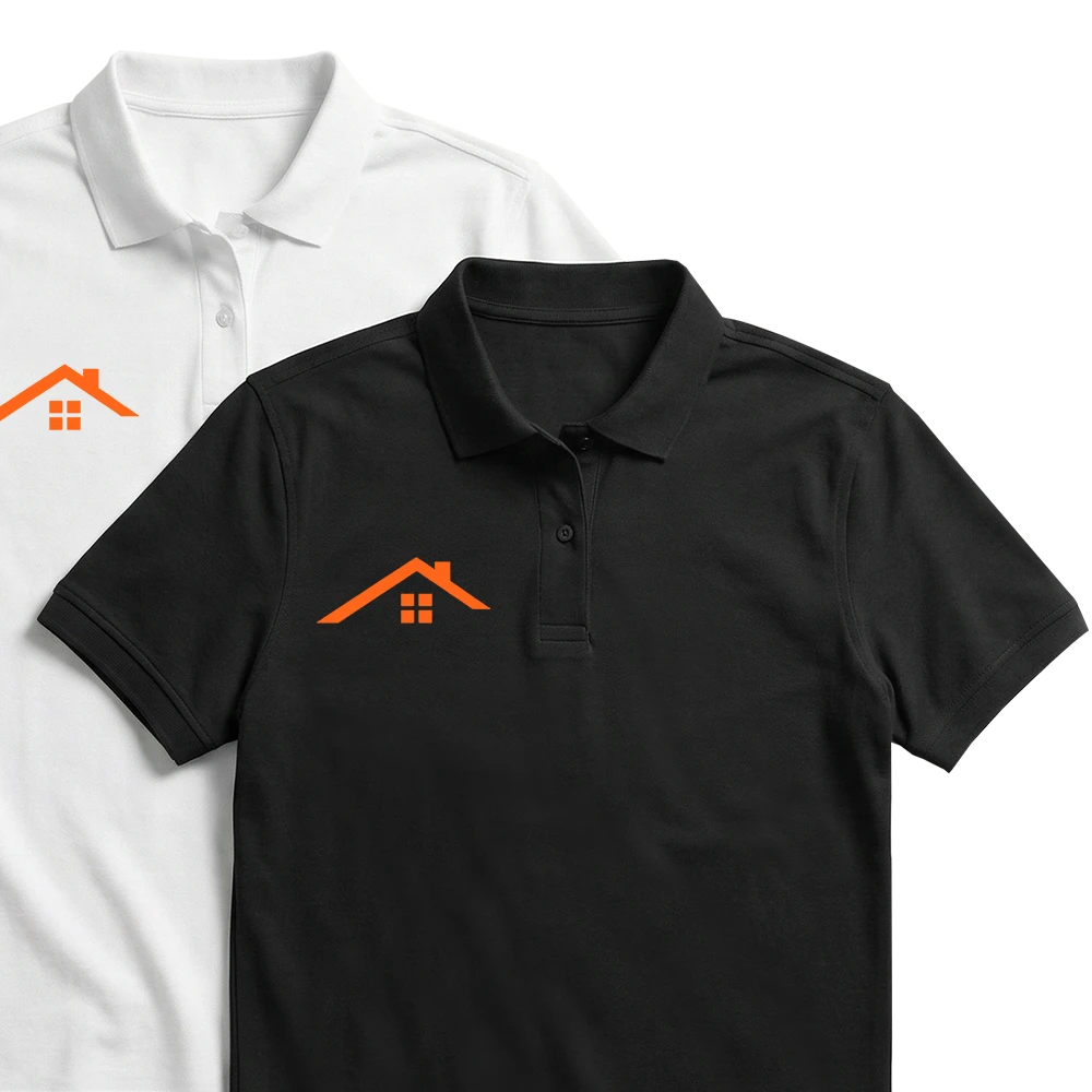Schwarzes und weißes Polohemd mit orangefarbenem Haustür-Logo auf der Brust.