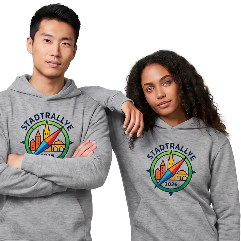 Zwei Menschen tragen graue Kapuzenpullover mit buntem Kompass-Logo und der Aufschrift Stadtrallye 2026.