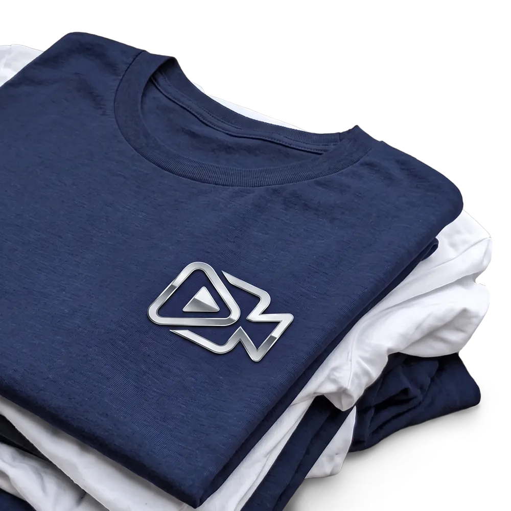 Gefalteter Stapel aus dunkelblauen und weißen T-Shirts mit einem silbernen Kamera-Logo.