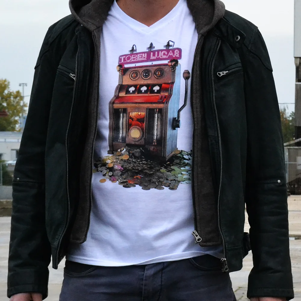 Weißes T-Shirt mit Tobey-Lucas-Motiv, getragen unter einer schwarzen Lederjacke