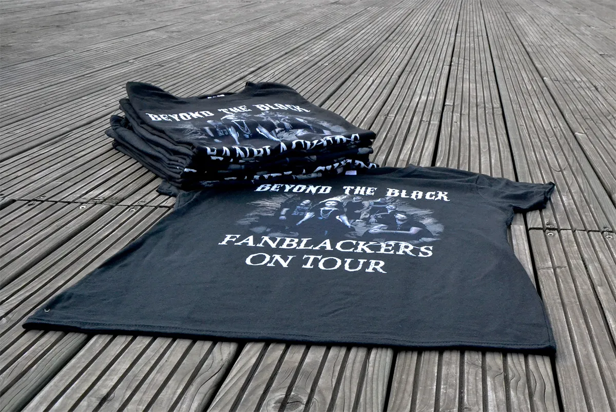 Gestapelte schwarze Tourshirts mit Aufdruck Beyond The Black, Fanblackers on Tour