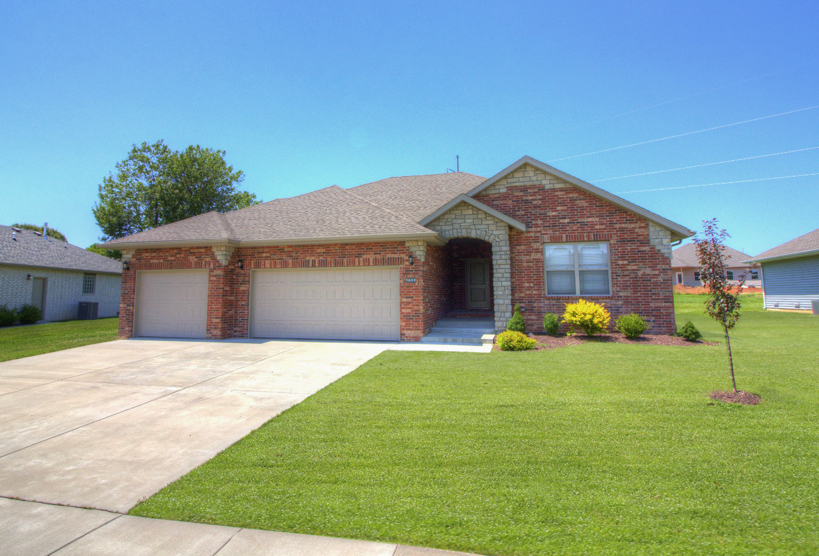 Brick ranch rental home with a two-car garage in Strafford, Missouri
