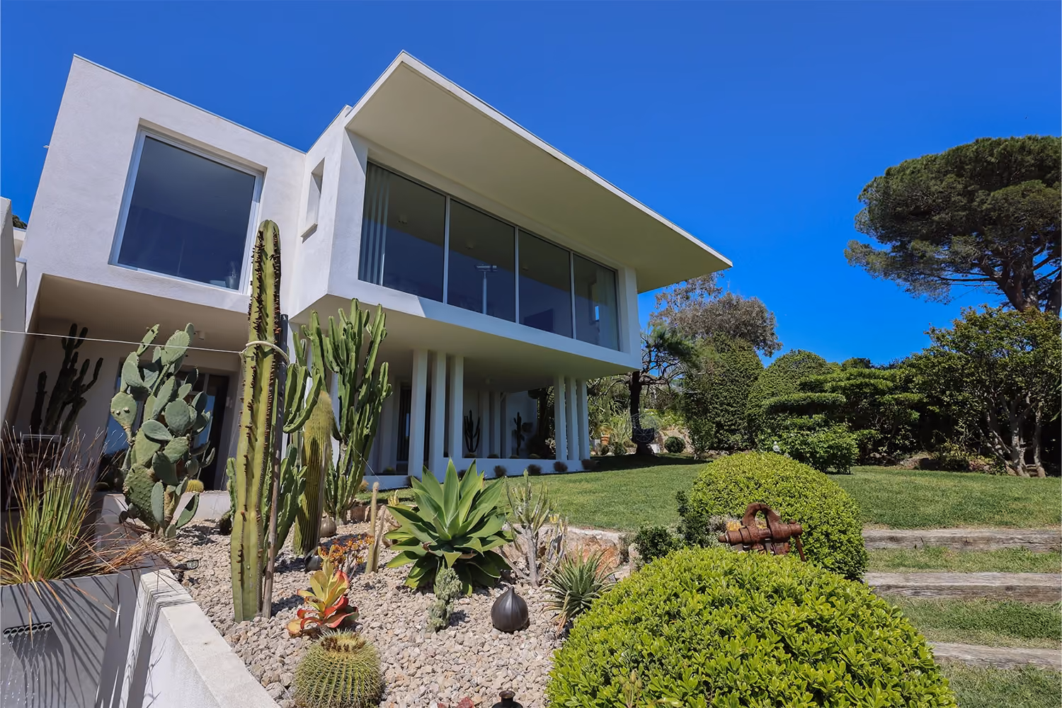 This is the Thumbnail for the Croix-des-Gardes Viewpoint Villa With Private Pool, Gym, Sauna & 32,000 SqFt garden item