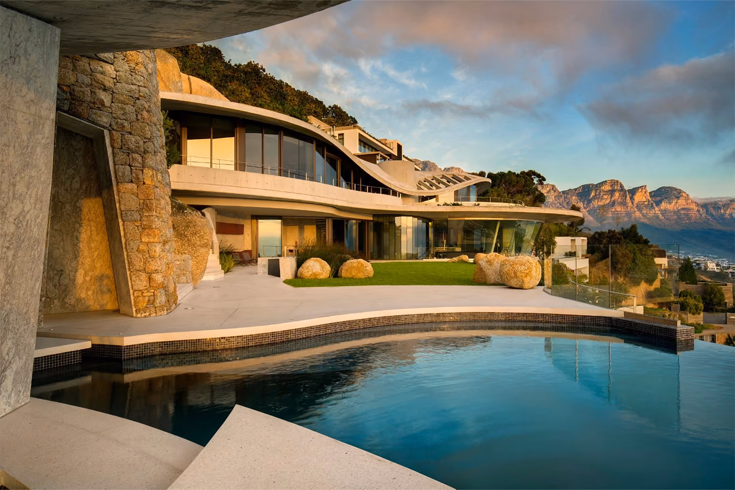 This is the Thumbnail for the Mid-Century Modern Villa in Cape Town with Swimming Pool, Jacuzzi, and BBQ item