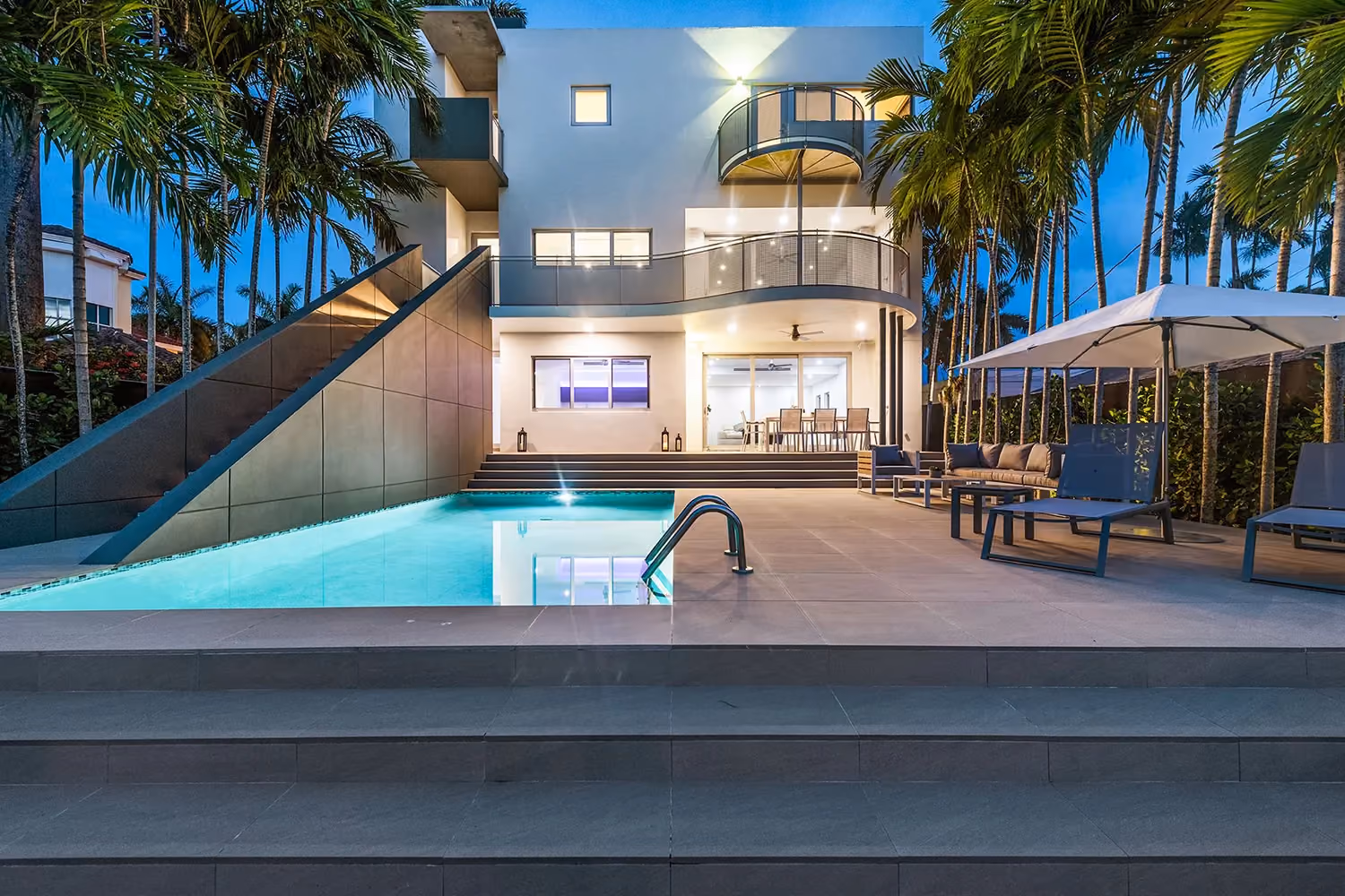 This is the Thumbnail for the Waterfront Property Rental in Miami With Fitness Room, Wet Bar, Games Room & Private Pool item
