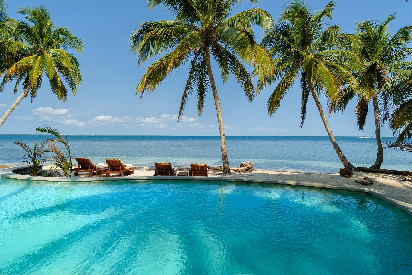 This is the Thumbnail for the SIX *top* TIPS *for* SAVING MONEY *on* *luxury* TRAVEL item