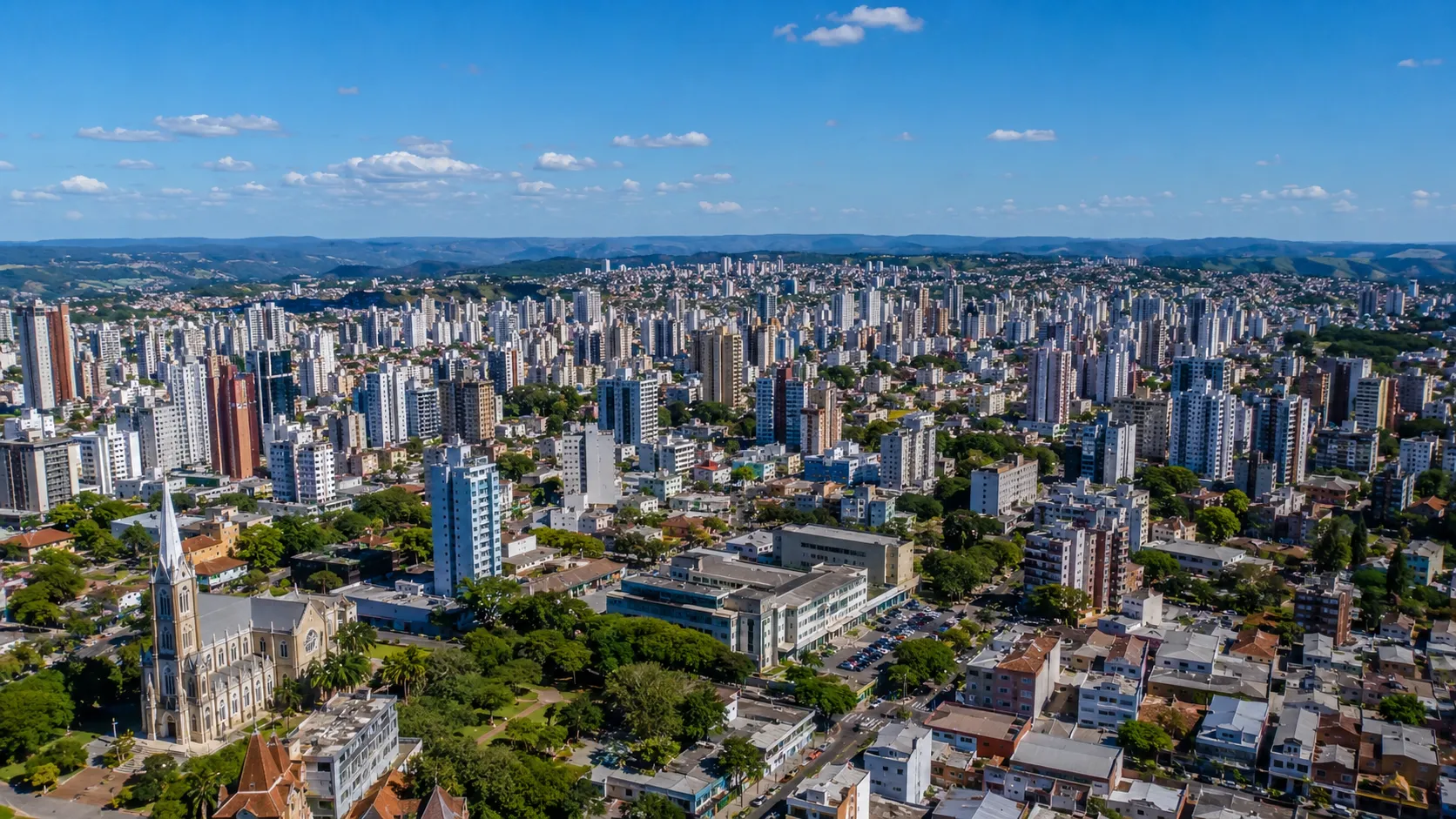 Vista aérea de Caxias do Sul, RS — polo metalmecânico da Serra Gaúcha