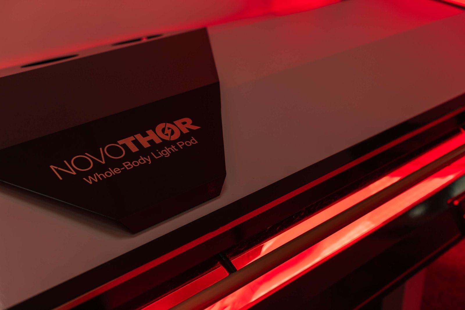 The NovoTHOR whole-body red light therapy bed at Omnia Lifestyle