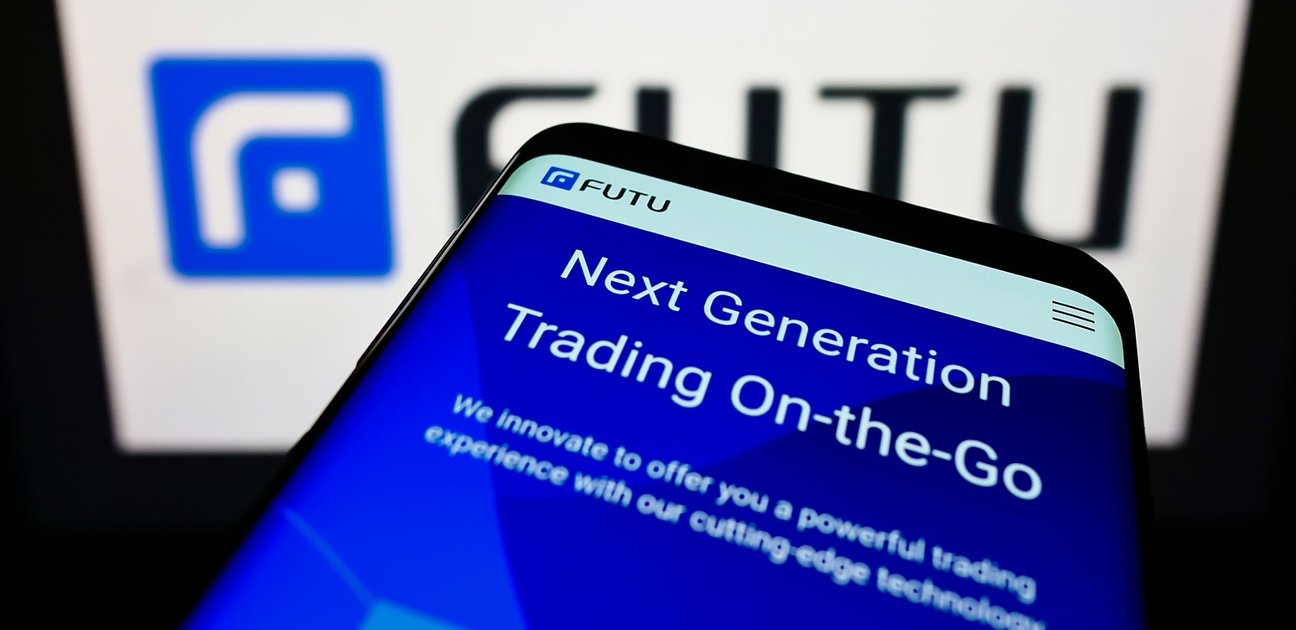Futu Holdings duplica ganancias a $1,450M y suma 954K cuentas
