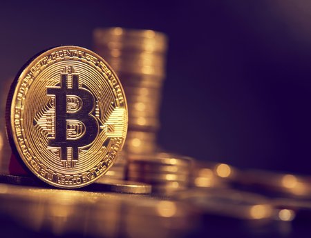 Bitcoin cae a $63.500 y hunde acciones de Robinhood y eToro